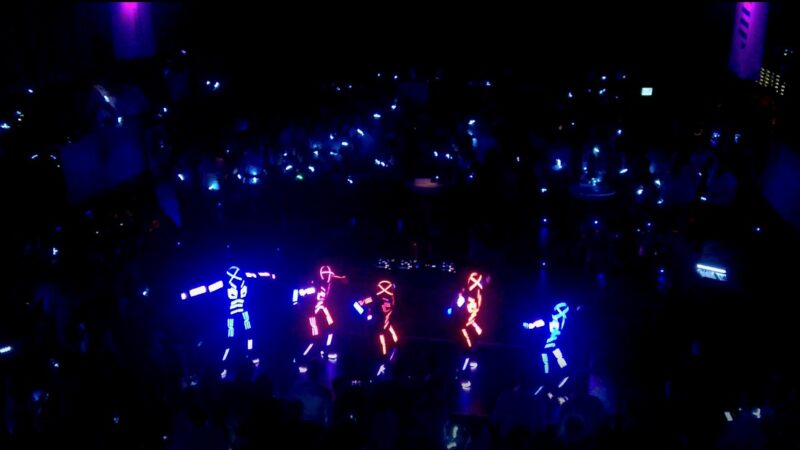 Ledgends - lichtgevende pakken - dansers - Foto Paul Ridderhof