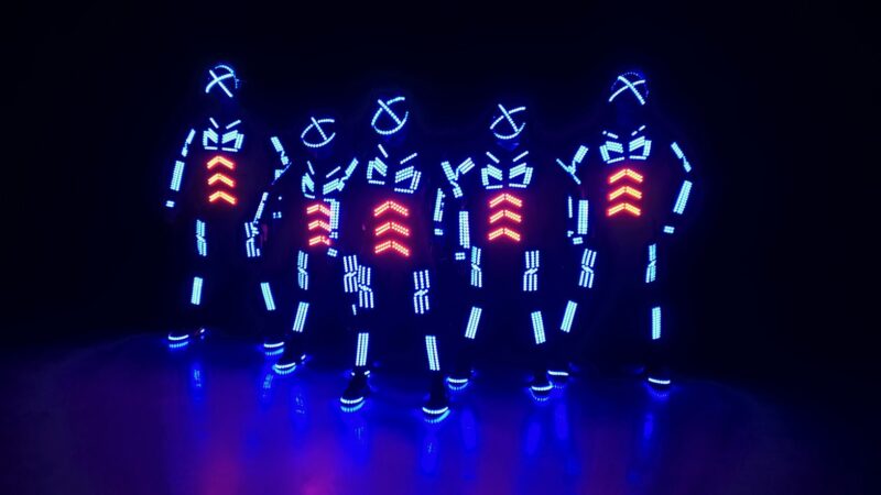 Ledgends - lichtgevende pakken - dansers - Foto Paul Ridderhof