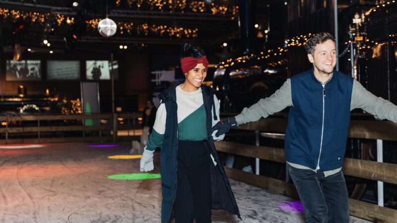 Spoorwegmuseum-discoschaatsen-met-schaatsers