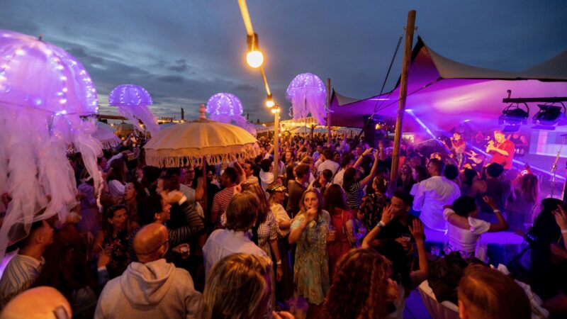 Starlive - buiten event - feest - optreden - dansende mensen