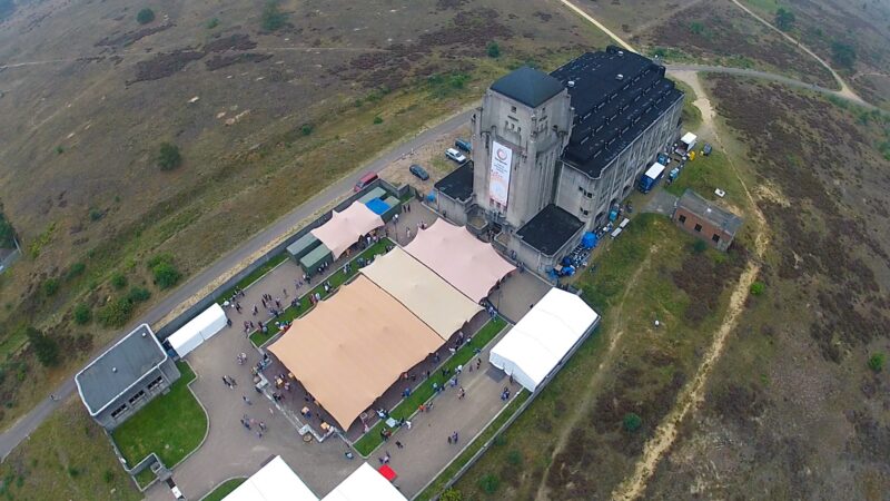Starlive - event bij radio kootwijk onder stretchtenten
