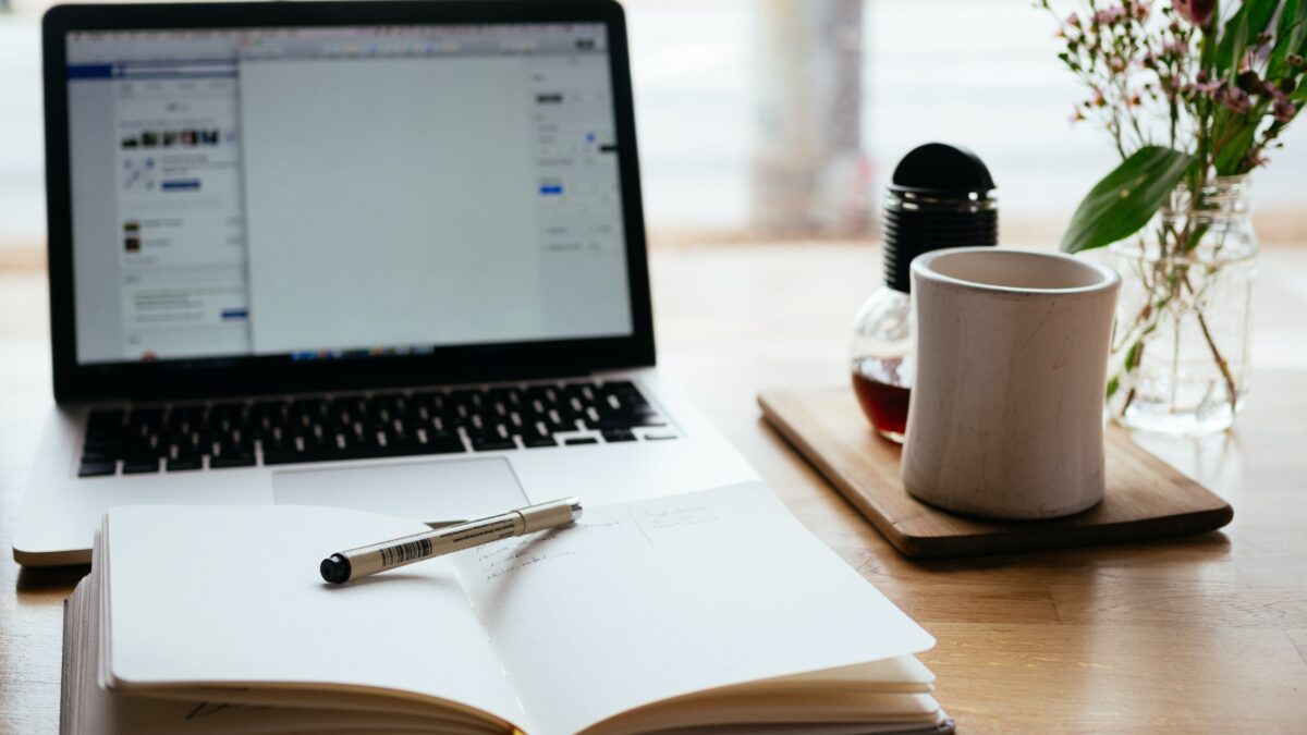notitieblok voor laptop met kopje thee