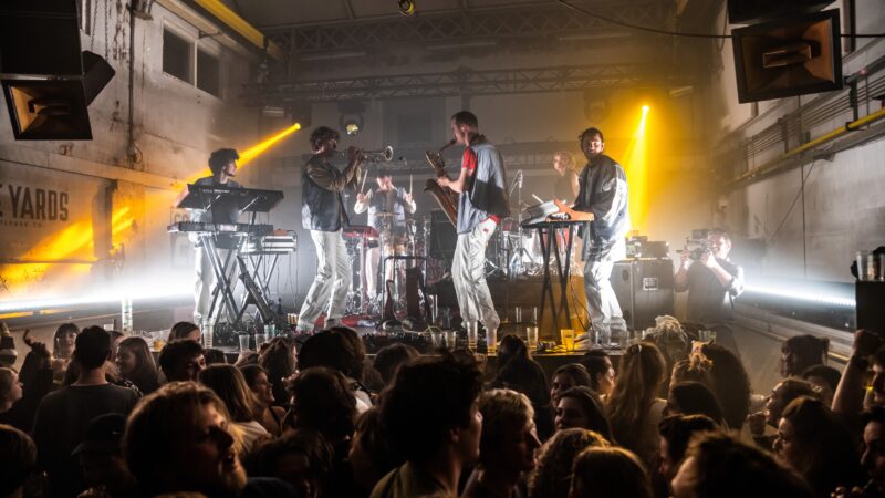 Beeld Jitske Nap - Golder Era - band met trompetisten - optreden
