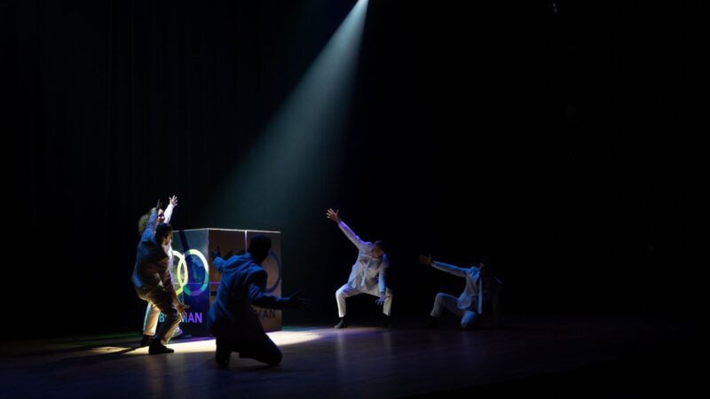 Cube Connect - Blue Luna - dansers met blokken en dozen