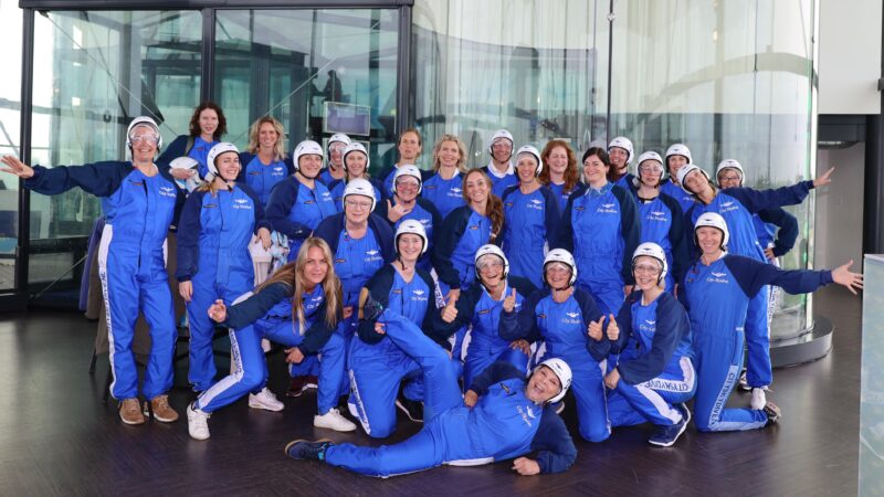 Floor Verrast - eventmanager - groep die gaat skydiven