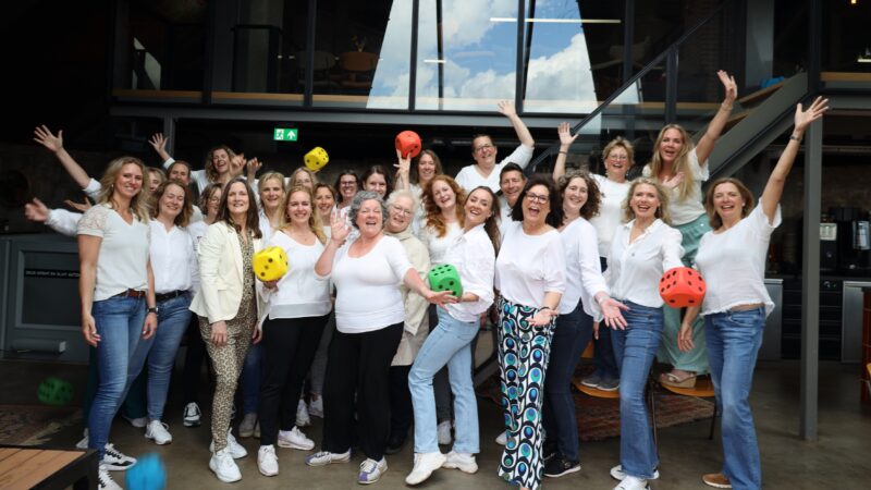 Floor Verrast - groep vrouwen in witte shirts met dobbelstenen