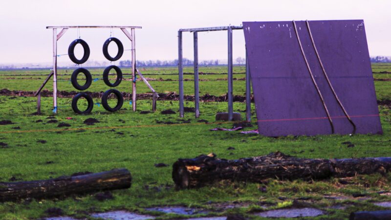 Floor Verrast- hindernisbaan in weiland