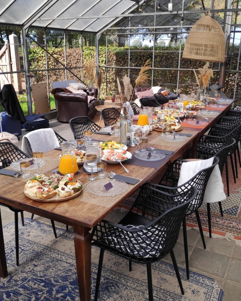 Floor Verrast - lunchtafel in serre