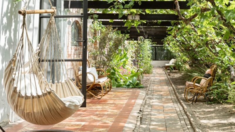 Floor Verrast - zitjes onder pergola
