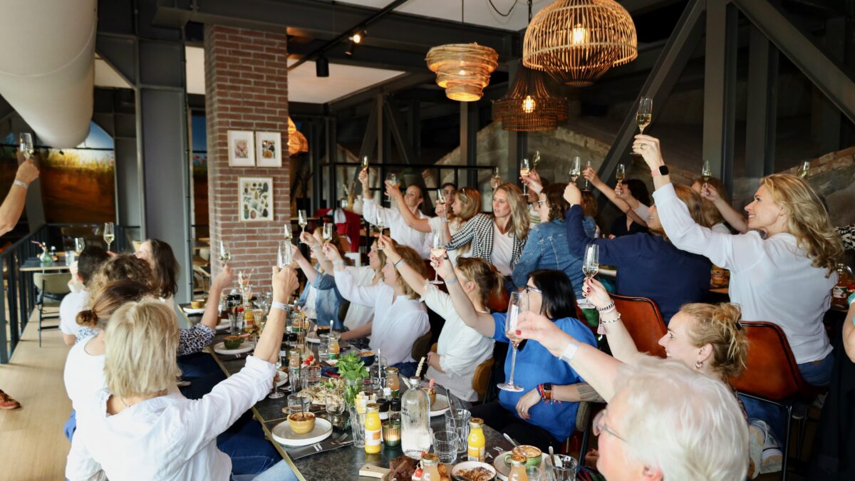 Floor verrast - groep vrouwen die een toast uitbrengen