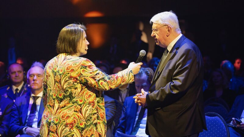 NEDS 2022 Dagvoorzitter Esmeralda Kleinreesink in gesprek met Hans Hillen (2)