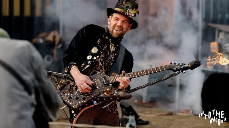 The Garuda_de temmer en gitaar