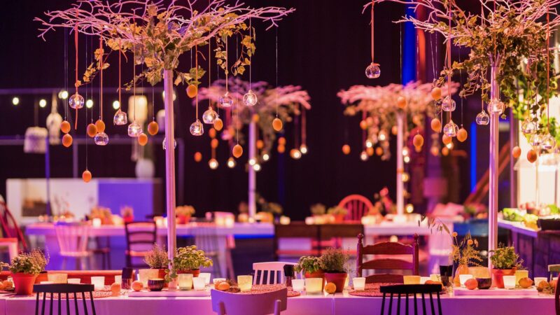 Hutten-Meetings-Events-gedekte-tafels-met-boompjes-met-eieren-eraan - Beeld Twycer