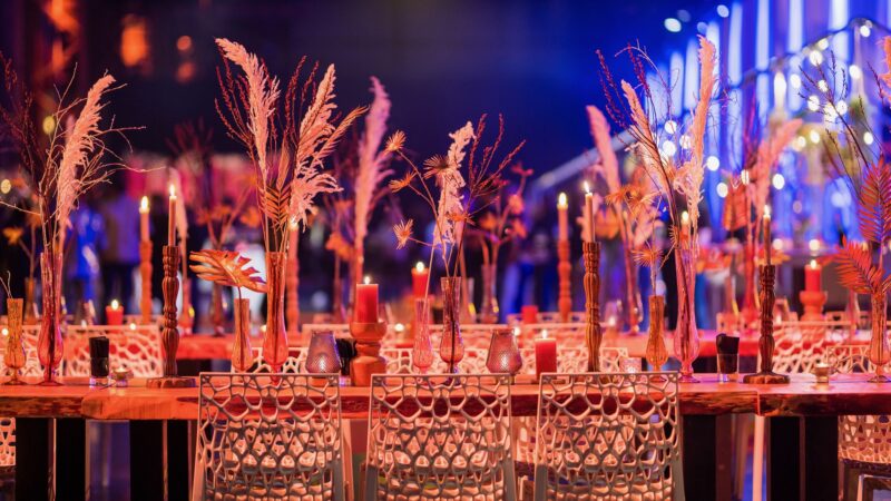 Hutten-Meetings-Events-gedekte-tafels-met-vaasjes-en-kaarsen - Beeld Twycer
