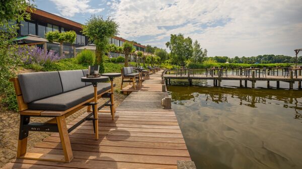 Postillion Hotel Amersfoort Veluwemeer - 9 Terras tafels aan water