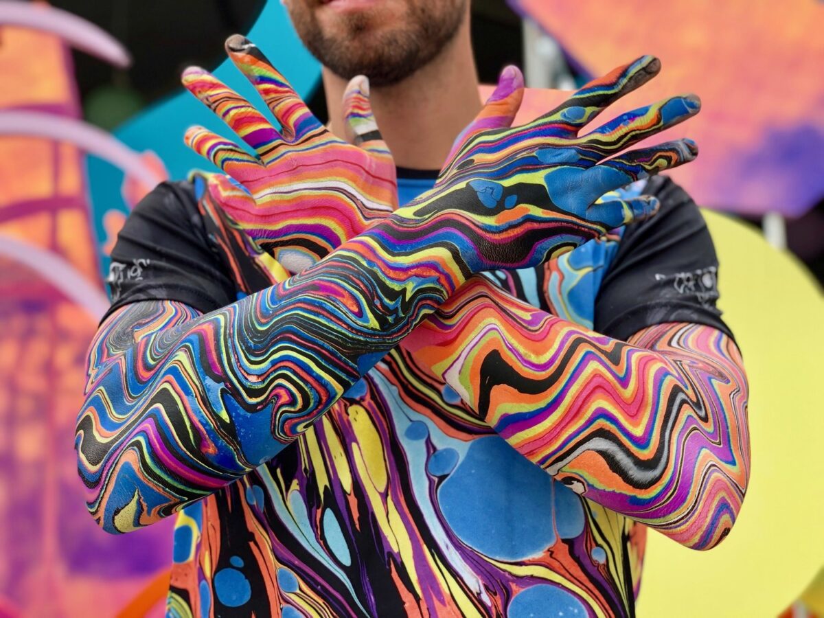 BLVisuals+Body Marbling - man met beschilderde armen