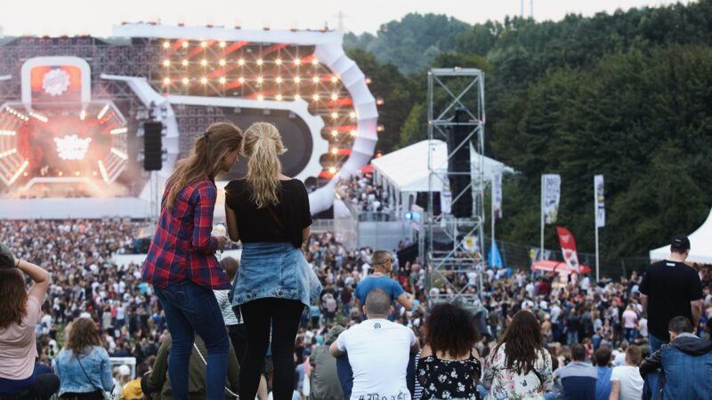 Festival - tent naast podium - Intersettle