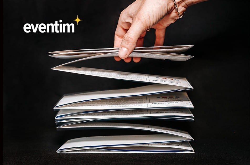 Hand met tickets en logo Eventim
