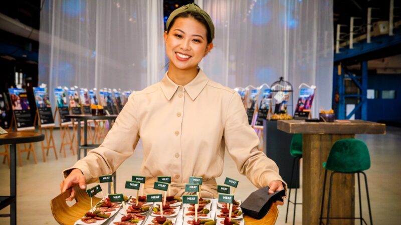 Hutten Food & Design - bediening met dienblad met meat - RijkinBeeld