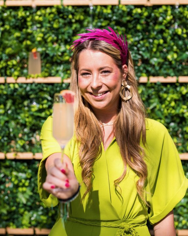 Hutten-Food-Design-bediening-met-glas - beeld Twycer