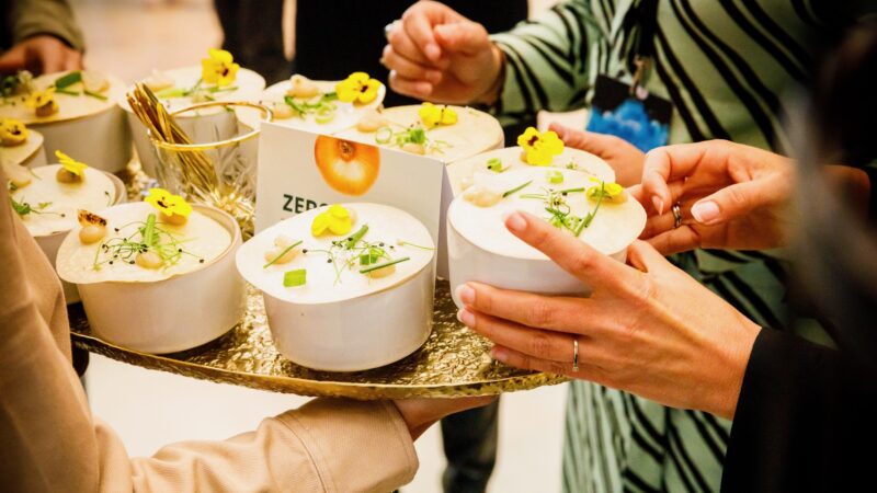 Hutten Food & Design - gerechten op dienblad - RijkinBeeld