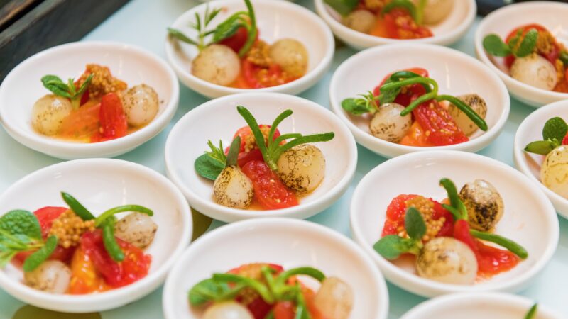 Hutten-Food-Design-schaaltjes-met-tomaat-en-coquilles - Beeld Twycer
