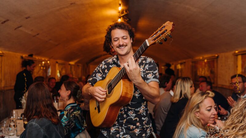 Maaltuin - diner aan lange tafel met gitarist -Fort Spijkerboor