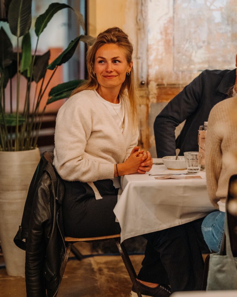 Maaltuin - lachende vrouw aan tafel -FortSpijkerboor