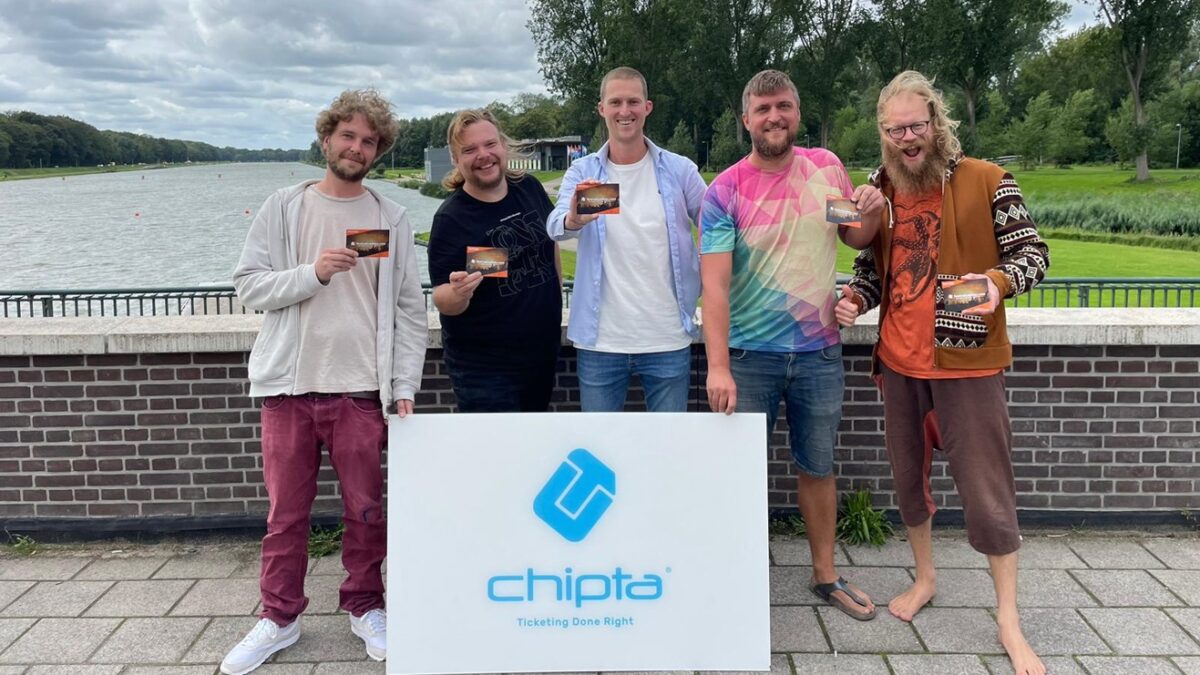 Rowdy Baltus van Festival Cadeaukaart en Chipta vieren hun samenwerking