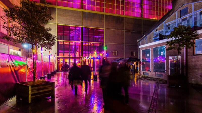 Verlichte-ingang-Werkspoorkathedraal - Fotografie: Kevin Verkruijssen