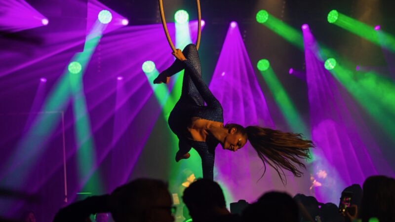Wunderland Kalkar - DeFabrique Holding - artiest aan hoepel boven het publiek