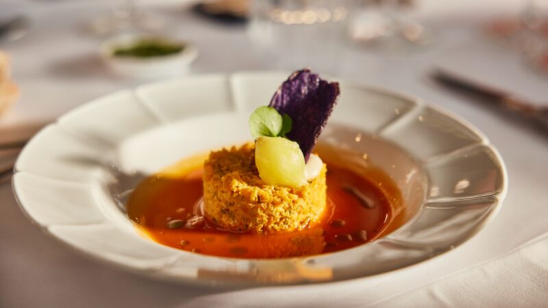 gerecht op wit rond bord - Maaltuin