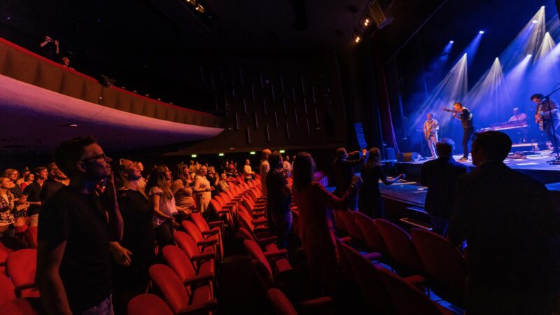 AmplifyEventMarketing_theaterzaal-met-optreden-op-podium - Beeld Floris Heuer