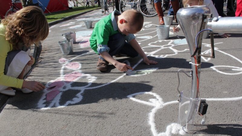 Gijs van Bon machine die met zand figuren maakt op de straat