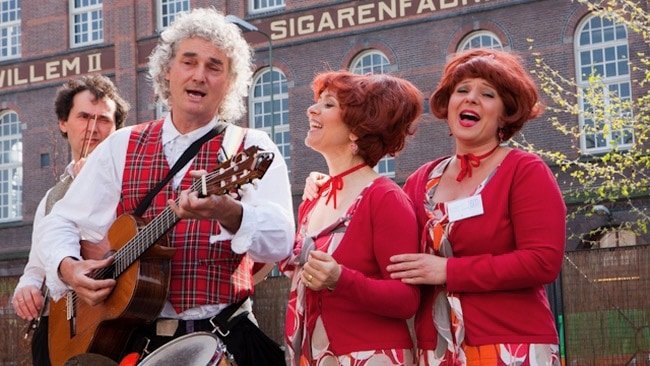 Hartelijke Dames - More Balls Than Most - man met gitaar en zangeressen