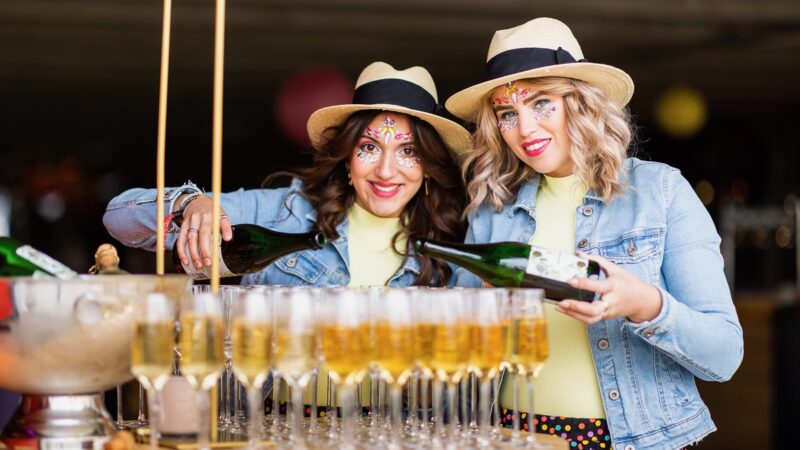 Hutten-Food-Design-hostessen-die-champagne-inschenken - beeld Twycer