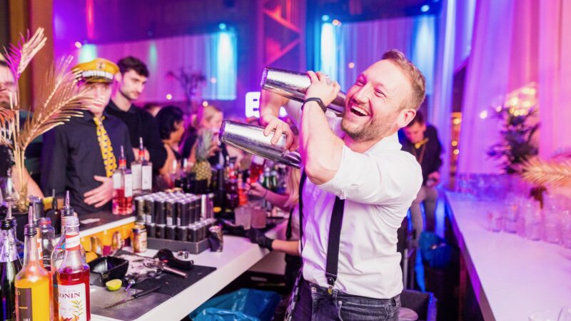 Hutten-food-design-bartender-met-cocktail-shakers - Beeld Twycer