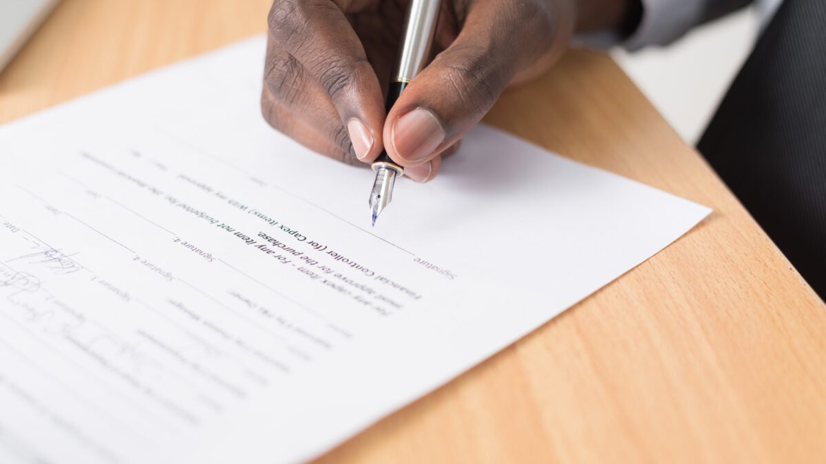 Man die contract ondertekent