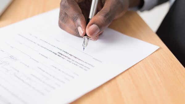Man die contract ondertekent