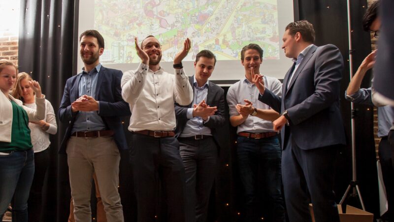 Puzzlebility More Balls Than Most - mensen op podium met puzzel