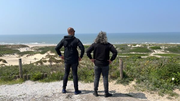 Renaldo Ishaak met collega in programma Hunted