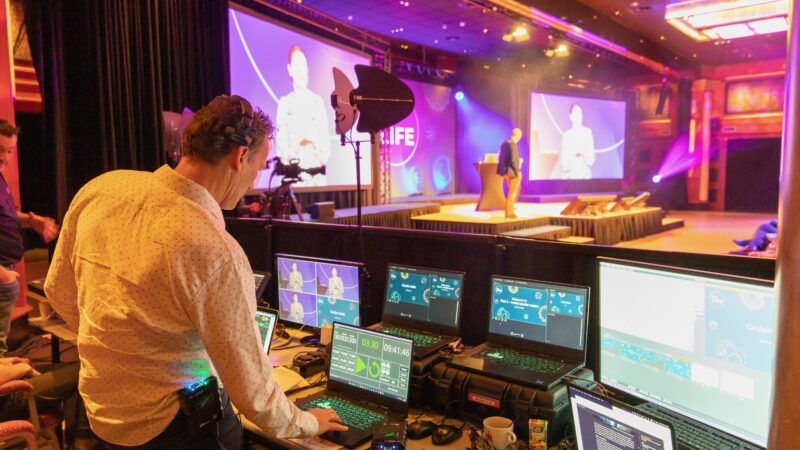 Rene Pouwelse_regisseur achter laptops - beeld Bianca de Wit