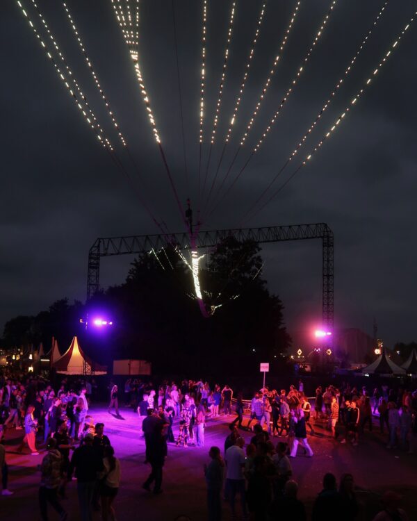 STRINGED van Gijs van Bon is tekstueel kunstwerk dat perfect op events past - Lowlands -