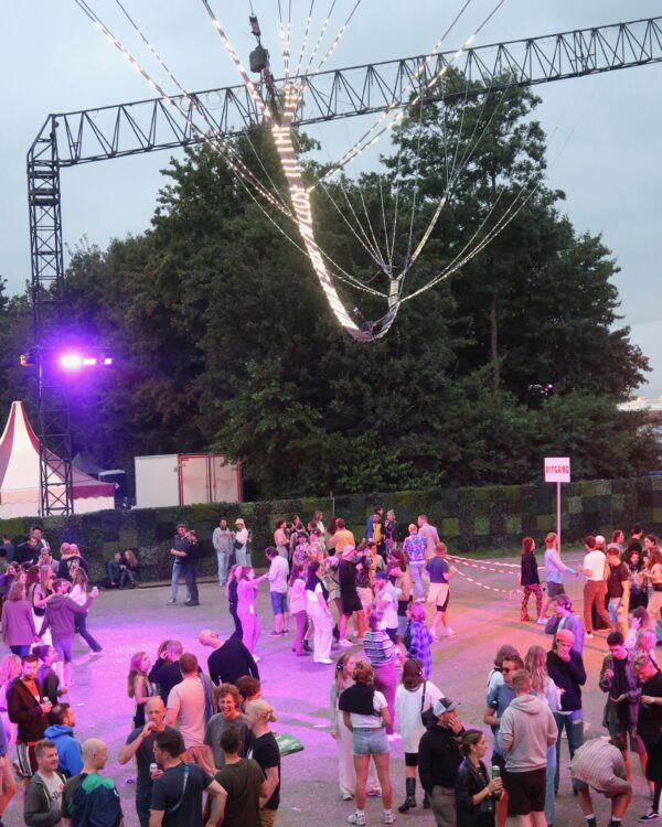 STRINGED van Gijs van Bon is tekstueel kunstwerk dat perfect op events past - Lowlands