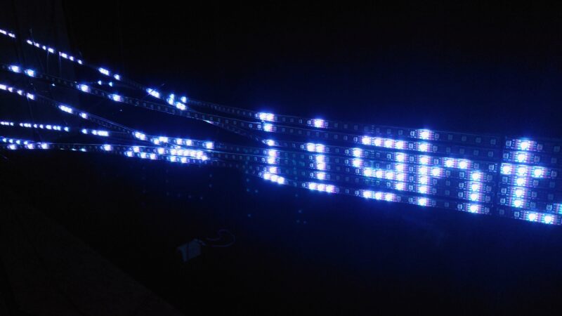 STRINGED van Gijs van Bon is tekstueel kunstwerk dat perfect op events past - ledstrips
