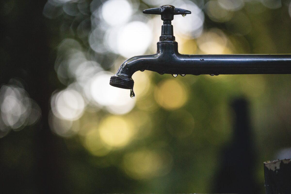 druppende kraan in de buitenlucht