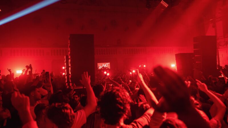 ADE - feestend publiek tijdens optreden - foto Bram vd Berg-No Art