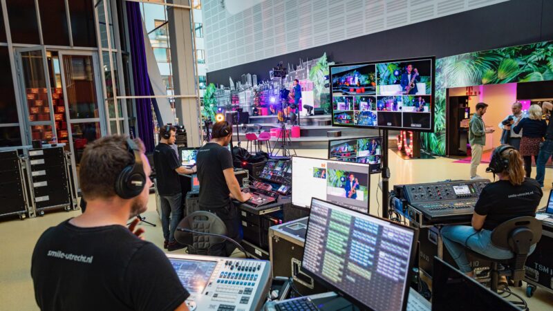 Blue Luna productie backstage - schermen en mengpanelen - © Foppe Schut