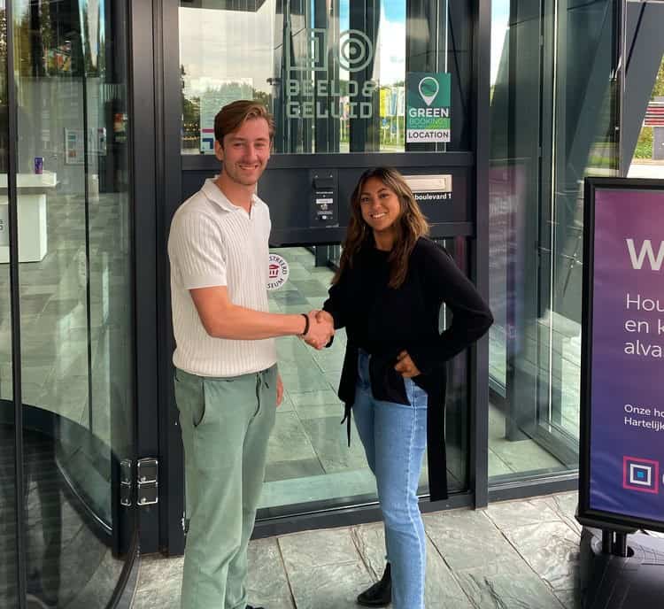 Fabian van Beek van Greenbookings overhandigt certificaat aan Jessie Schaduw van Beeld & Geluid