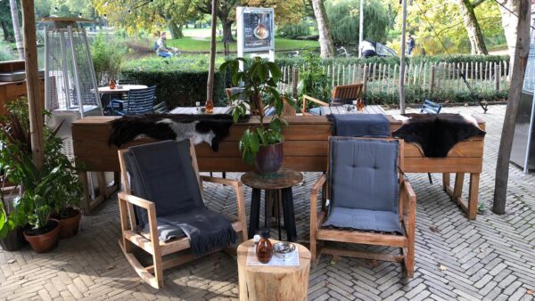 Parkzuid terras met heaters en schommelstoelen